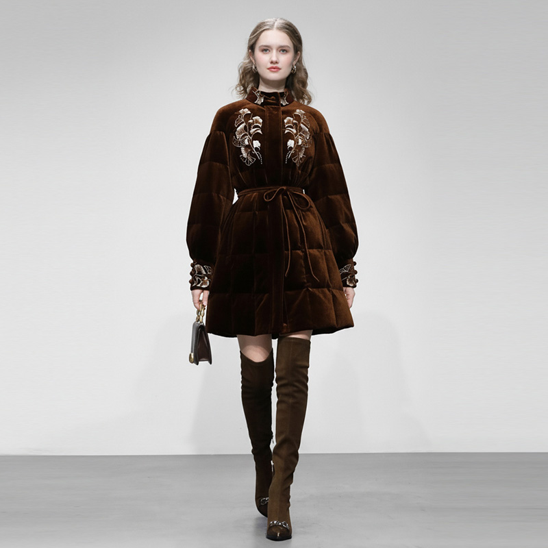 2025冬季新款时尚气质立领灯笼袖收腰荷叶边刺绣丝绒羽绒服外套女