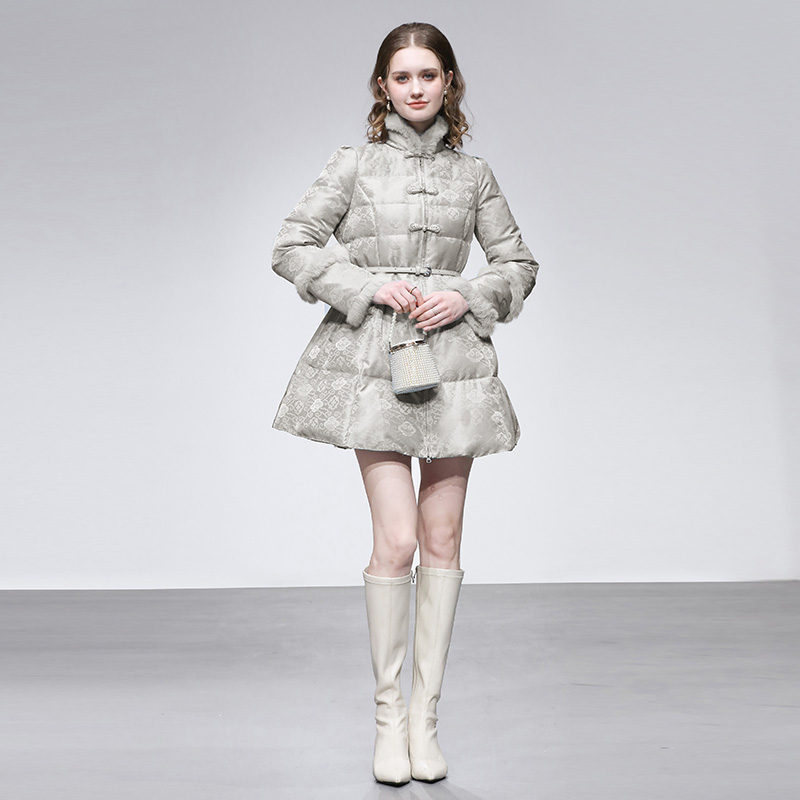 2025冬季新款高领收腰A字中长款国风提花貂毛条装饰羽绒服外套
