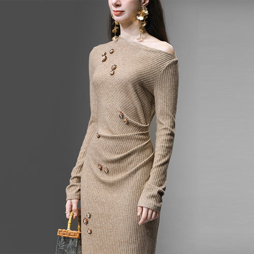 2025秋冬季新款气质一字肩立体花修身显瘦长裙百搭针织连衣裙女