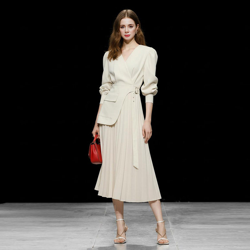 春装2026新款女装气质复古杏色V领长袖收腰显瘦连衣裙长裙裙子女