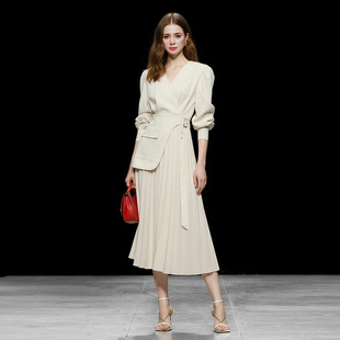 气质复古杏色V领长袖 女装 收腰显瘦连衣裙长裙裙子女 2026新款 春装