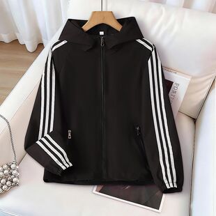 春秋款大码女士外套短款休闲百搭连帽防风衣户外软壳登山服女夹克