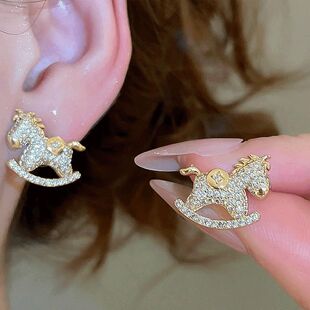 金色木马钱币微镶锆石耳钉女2025新款感耳饰精致独特漂亮耳环