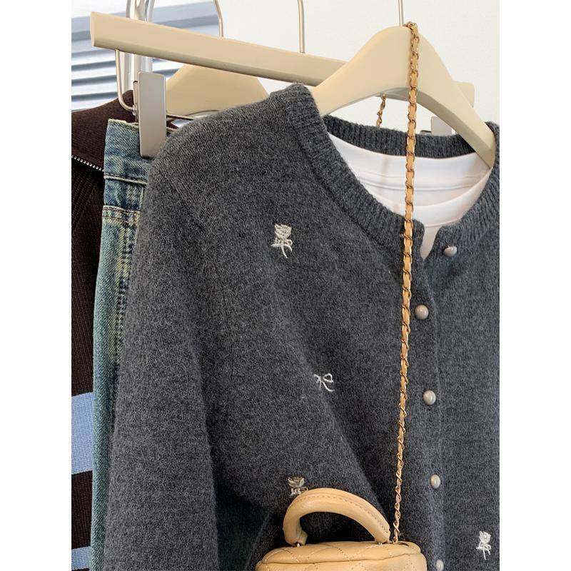 灰色刺绣蝴蝶结浣熊绒针织开衫女秋冬2025新款毛衣外套小个子上衣,女装/女士精品,大码呢大衣,淘宝优惠券,粉丝福利购,淘宝优惠卷