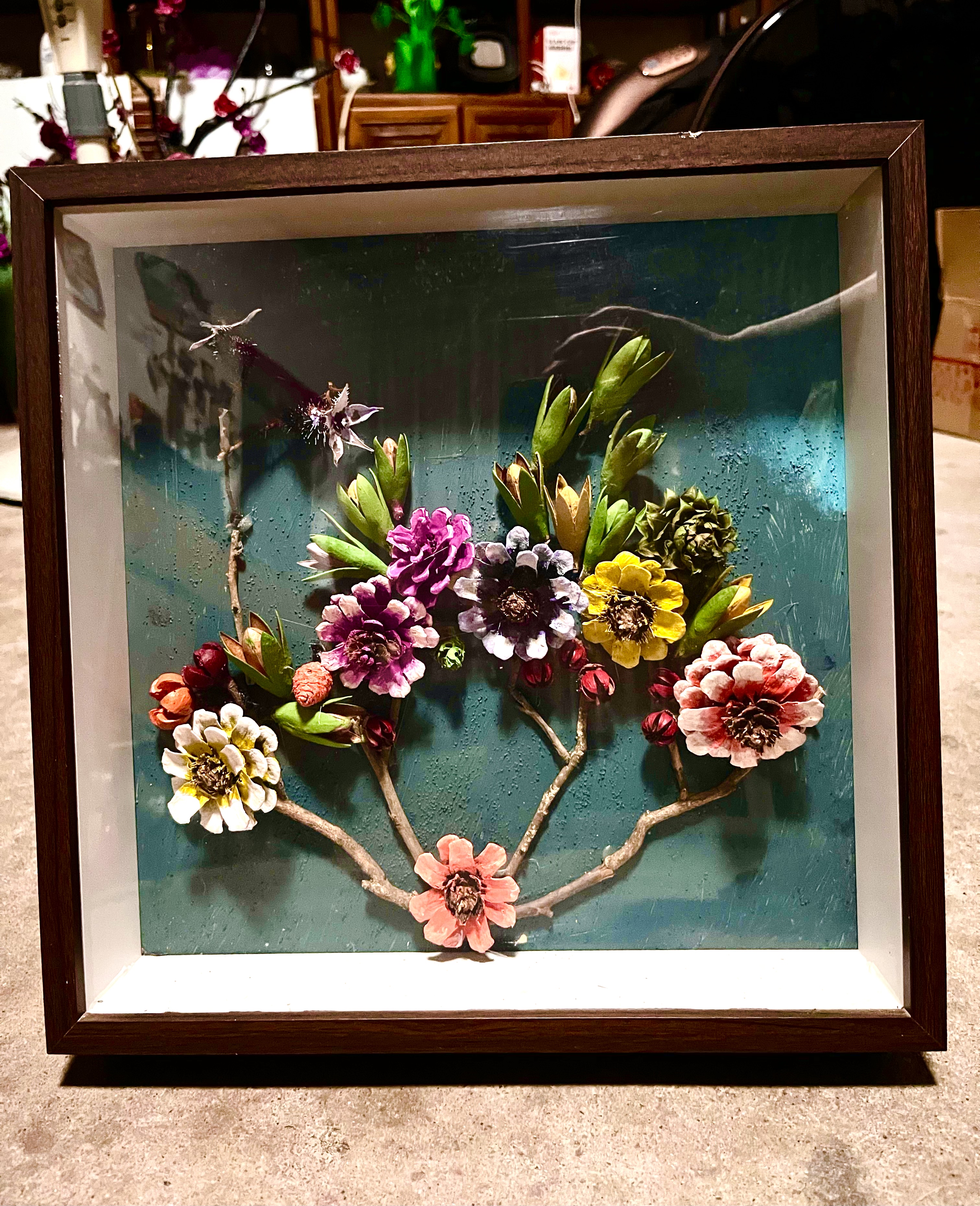 植物画手工制作的装饰画红色松球花朵搭配黄色花蕊搭配蓝色花纹