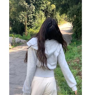 浅灰色韩系正肩加绒外套女秋冬连帽卫衣时尚百搭收腰修身短款上衣