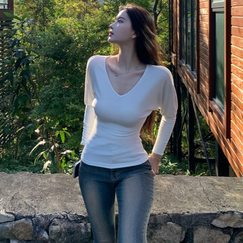 白色蝙蝠袖v领针织打底衫女秋冬季收腰内搭纯欲气质修身长袖上衣