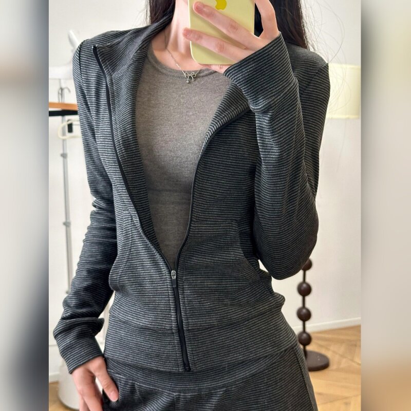 深灰色条纹韩系穿搭修身运动卫衣