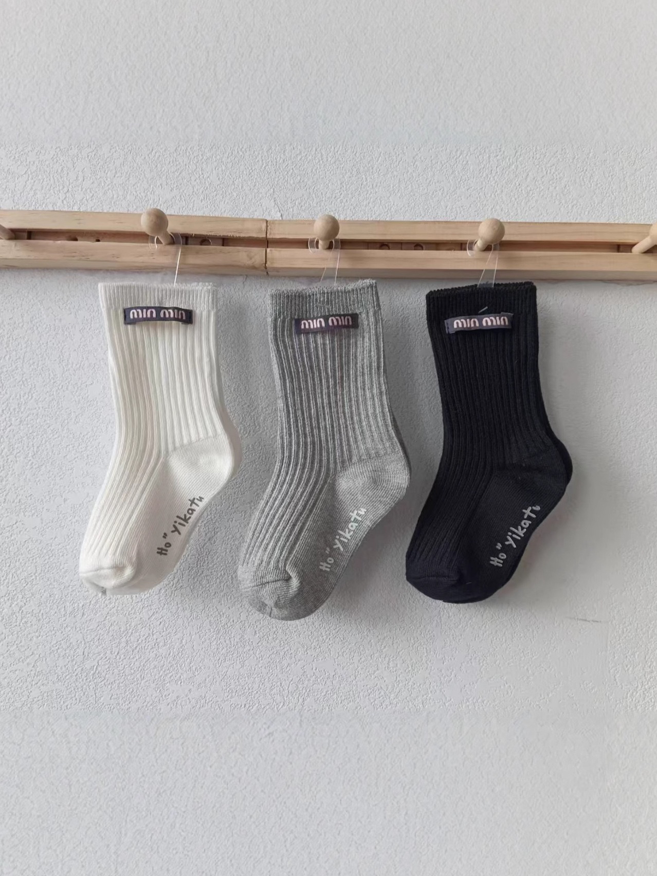 Yikatu伊卡兔儿童袜子秋冬新款谬系中性字母布标潮中筒四季8161-1