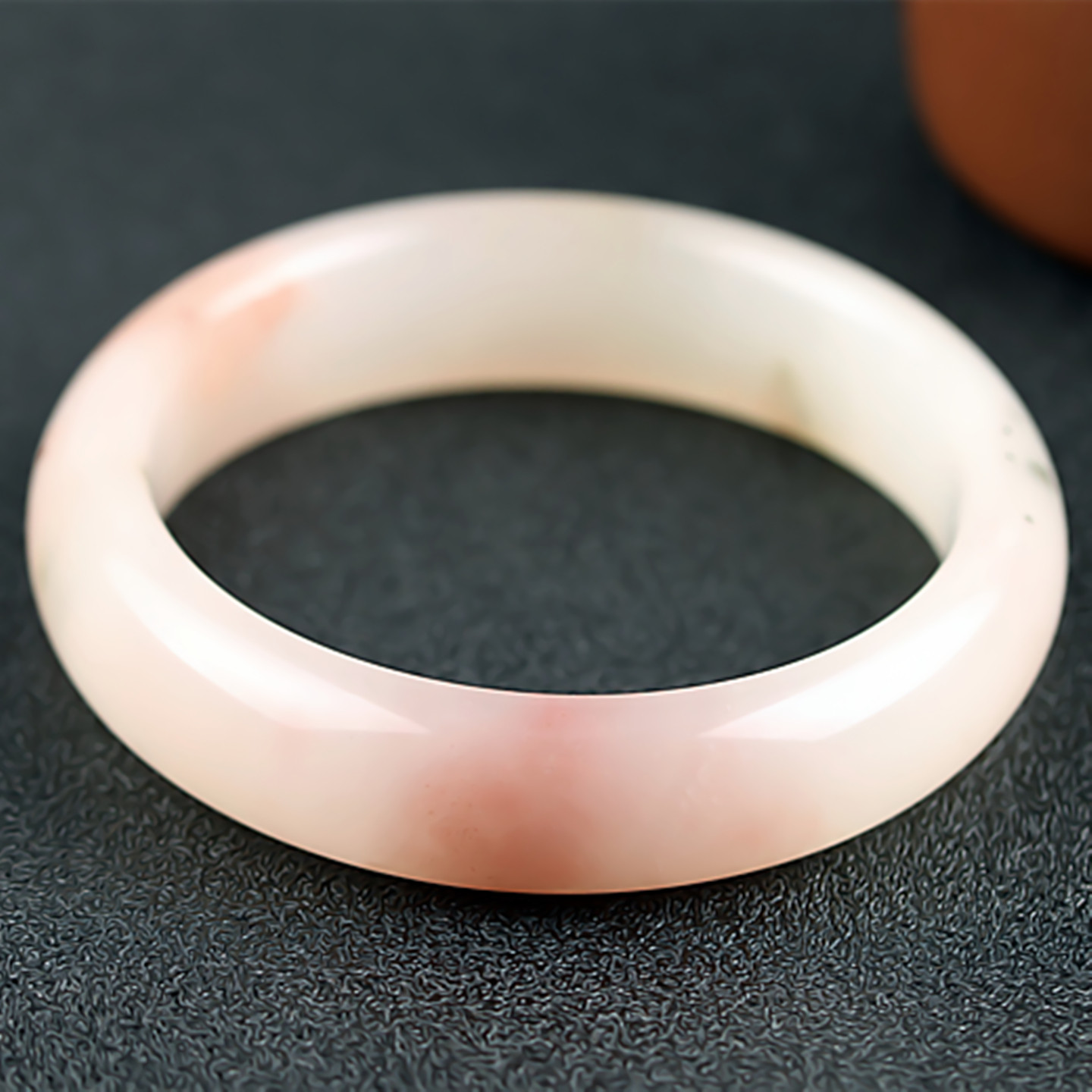 桂林鸡血玉手镯冰种粉色白底贵妃料56圈口正品天然广西玉石镯子女