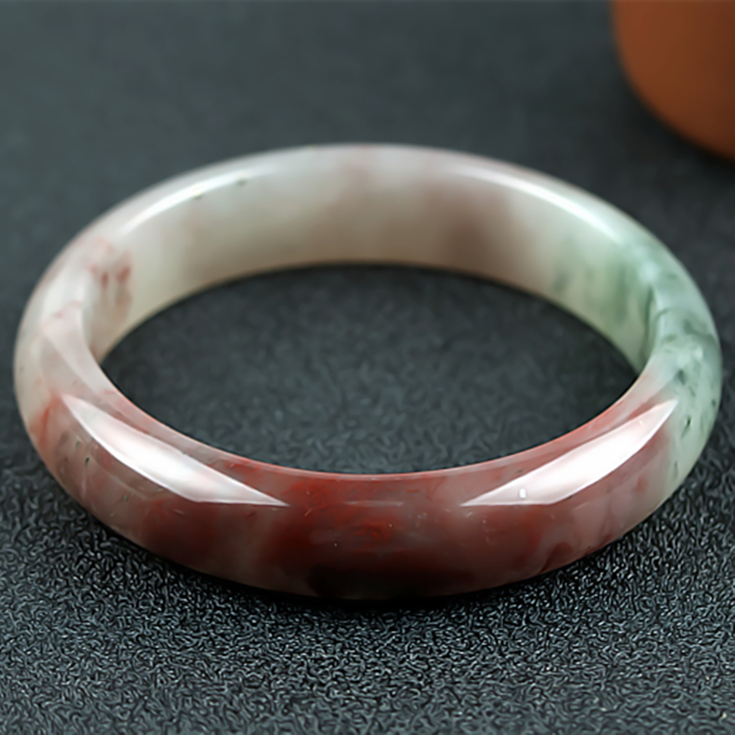 桂林鸡血玉手镯冰种三彩绿加红贵妃料57圈口正品天然广西玉石镯子