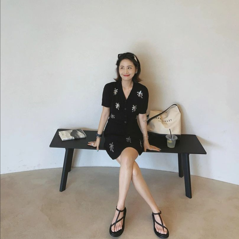 设计感V领单排扣烟花亮片短袖针织衫女小众修身显瘦高腰短裙套装