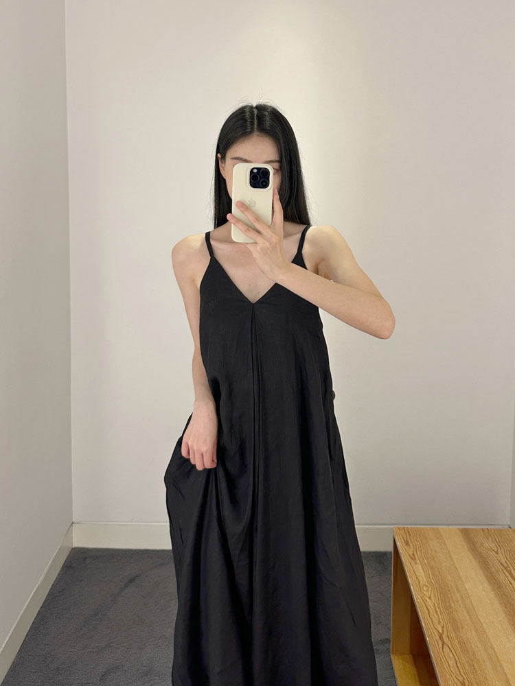 极简cos风休闲版型法式v字吊带褶裥长裙黑色23夏亚麻通勤女连衣裙