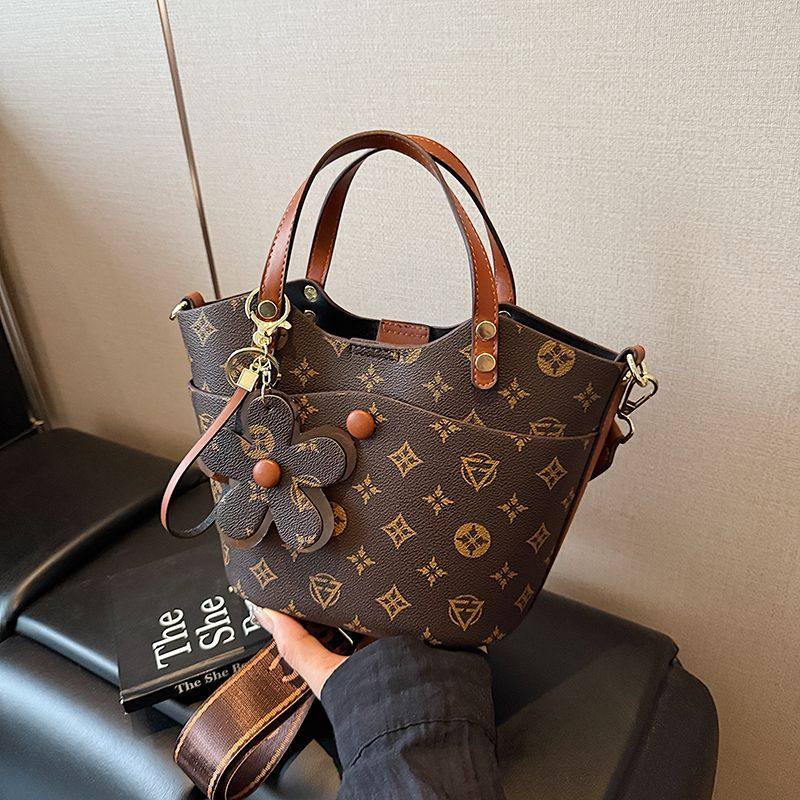 小众时尚洋气手提小包包女2025新款夏天质感宽带斜挎菜篮子水桶包,箱包皮具/热销女包/男包,水桶包,淘宝优惠券,粉丝福利购,淘宝优惠卷