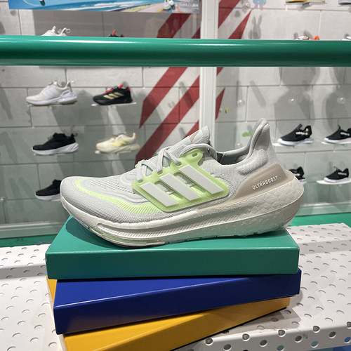 阿迪达斯女鞋2024春款ULTRABOOST LIGHT缓震轻便透气跑步鞋IE3338
