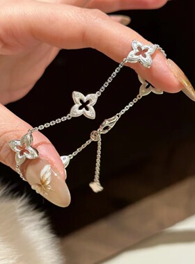新款镂空四叶草手链女拉丝点钻中古风法式镀18k四叶花手饰品流苏