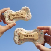 扮零食 小狗随餐奖励生日装 定制狗狗名牌花生酱骨头饼干 羊奶淋面