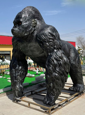 定制大猩猩雕塑玻璃钢仿铜黑色金刚雕像铸铜动物园招牌户外摆件
