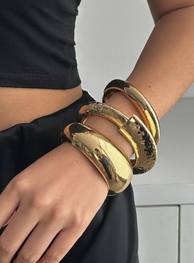 跨境甜酷宽手镯女合金弹簧扣手环欧美敲打纹光面抱抱Bracelet