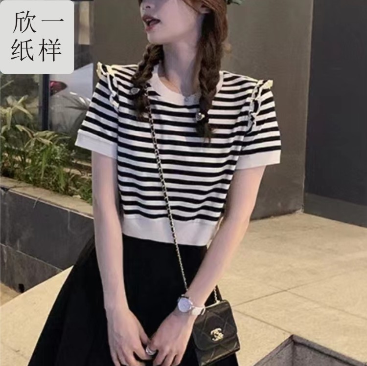 略宽松短袖套头t恤服装