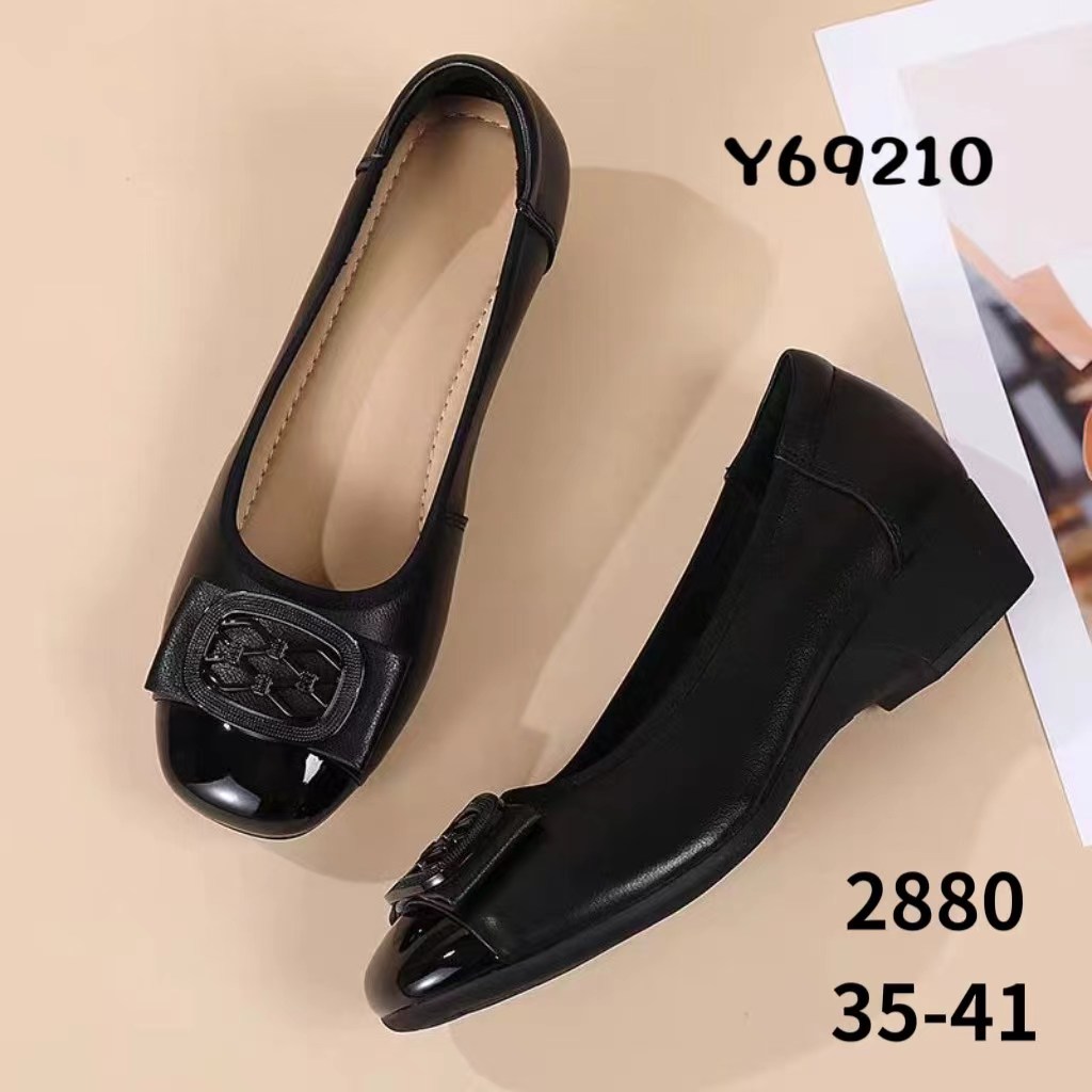 康妮女鞋2026秋牛漆皮软底软面坡跟套脚舒适小单鞋乐福鞋妈妈皮鞋