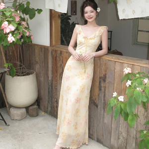 花色温柔风碎花吊带连衣裙女2026新款夏季显瘦度假风花边收腰长裙