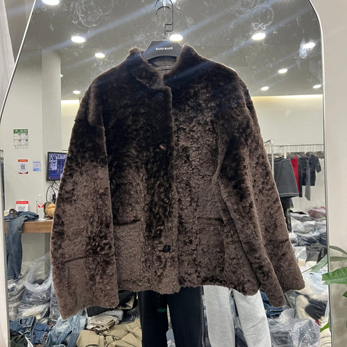 欧洲站立领单排扣羊皮毛一体外套