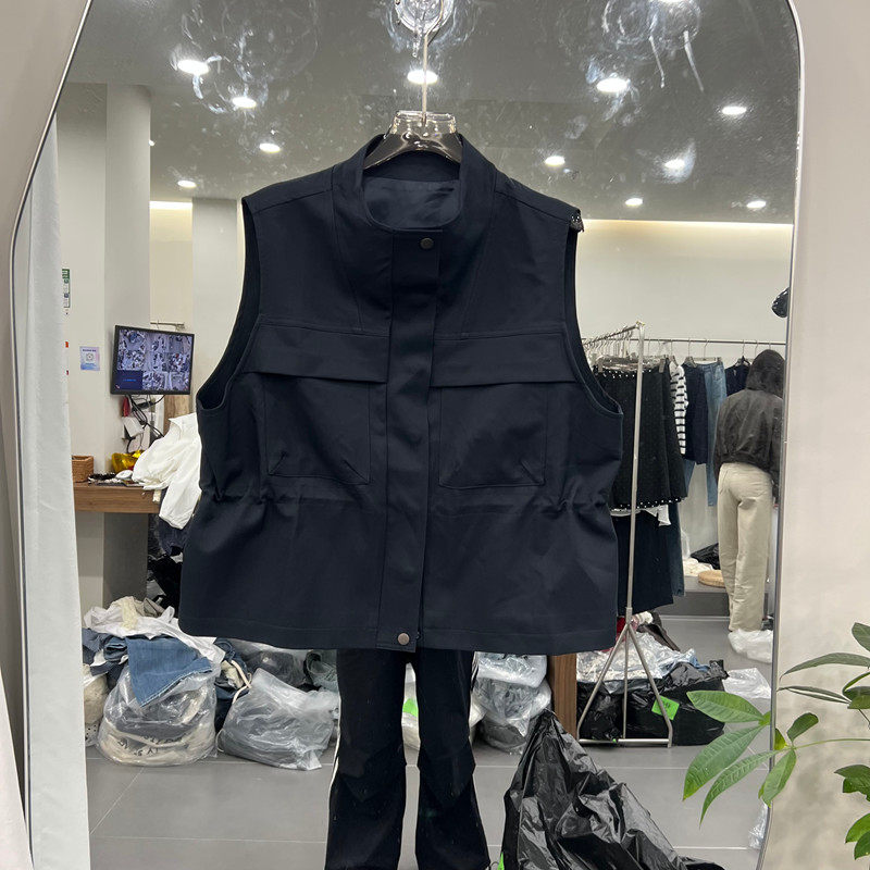 欧洲站2026春季新款时尚立领工装风抽绳双口袋按扣马甲女款欧货