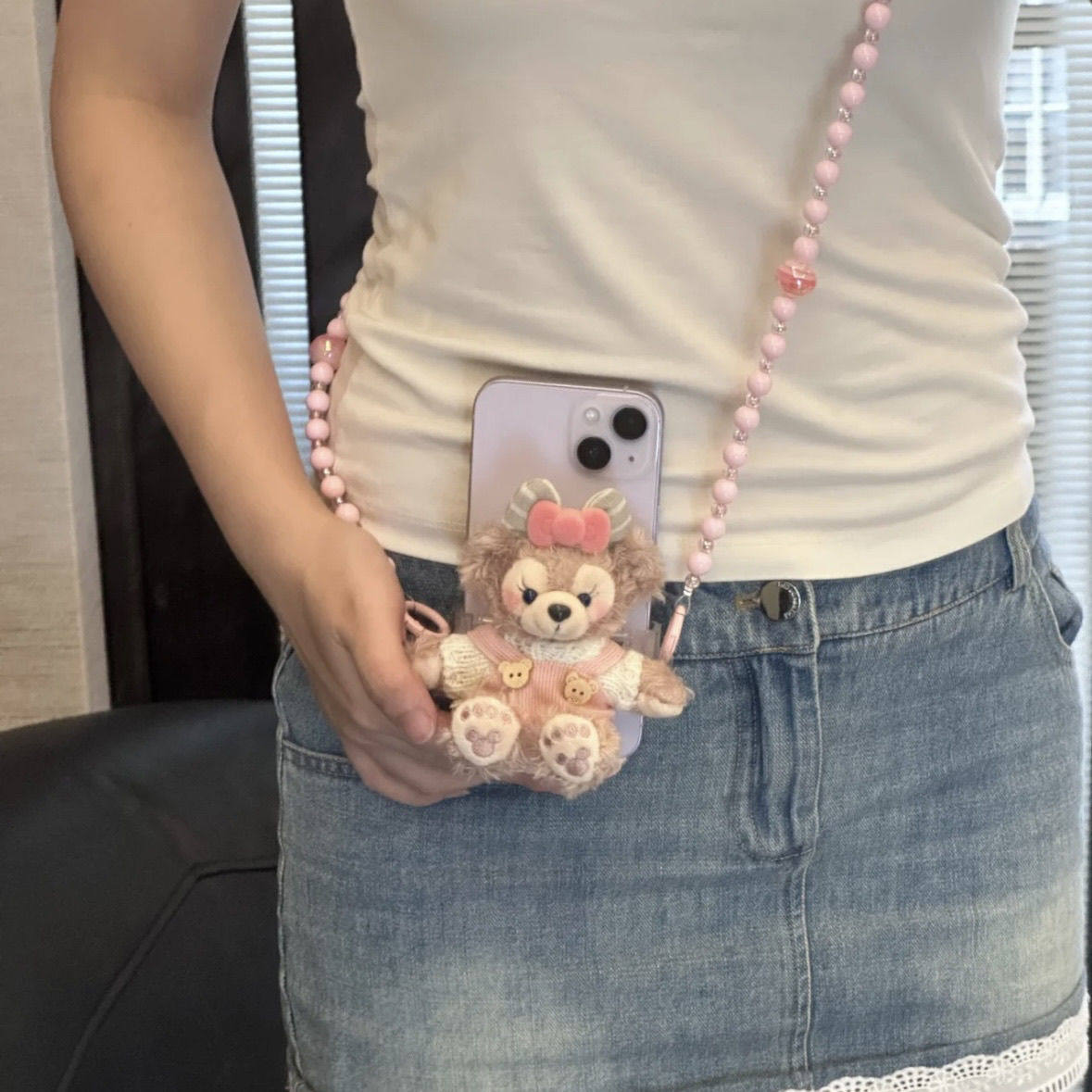 小红书同款雪莉玫背夹手机防掉斜跨挂绳少女心可爱公仔毛绒玩偶