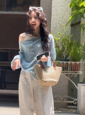 蓝色半开领一字肩长袖T恤女夏季巨好看的慵懒风防晒罩衫薄纱上衣