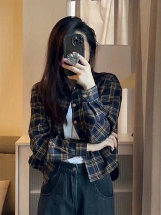 磨毛复古格子衬衫女短款外套春秋2025新款爆款长袖上衣高级感衬衣