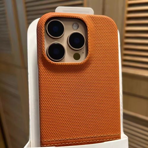 小众高级感橙色编织纹素皮拼接适用17苹果16promax手机壳新款iphone15promax磨砂14pro半包16plus创意13防摔2
