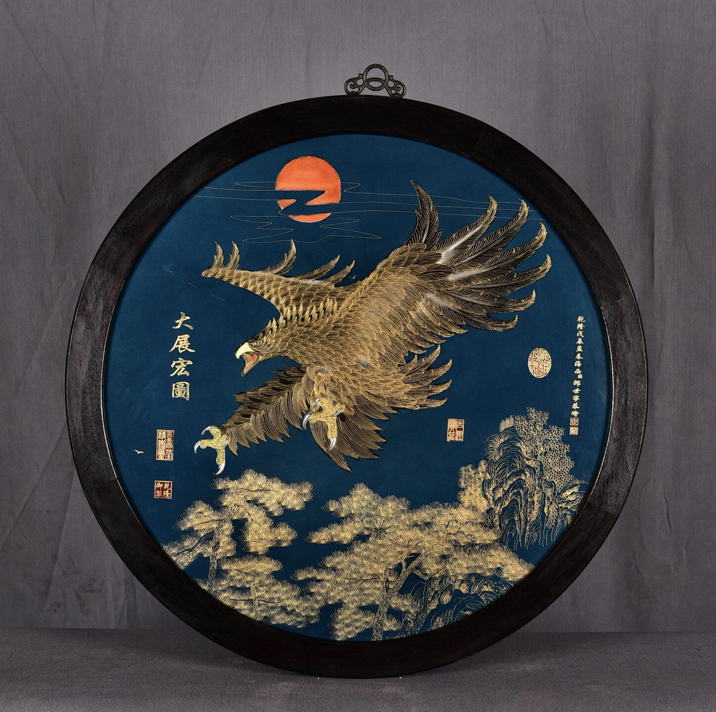 老件木框镶手绘掐金丝瓷板画郎世宁作品大展宏图圆形大挂屏挂板