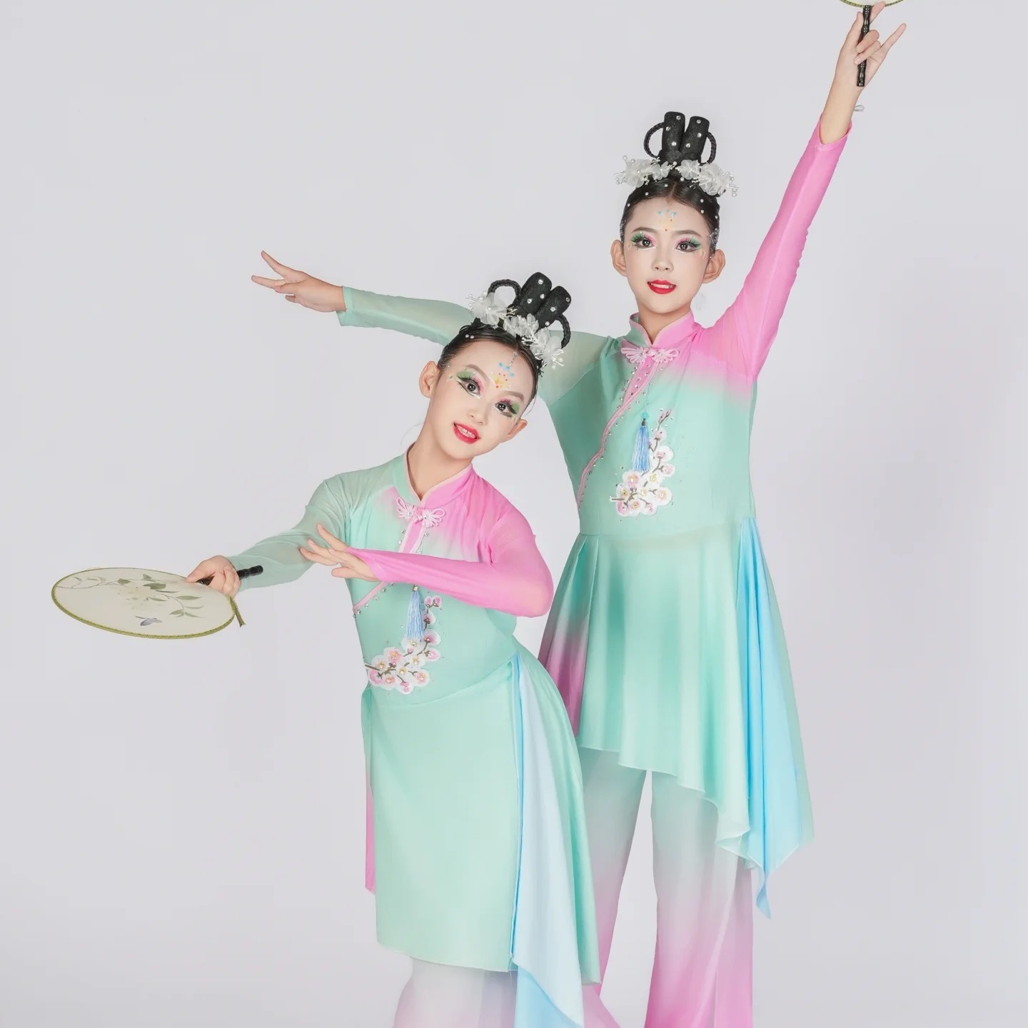 淡妆浓抹总相宜古典舞团扇演出服