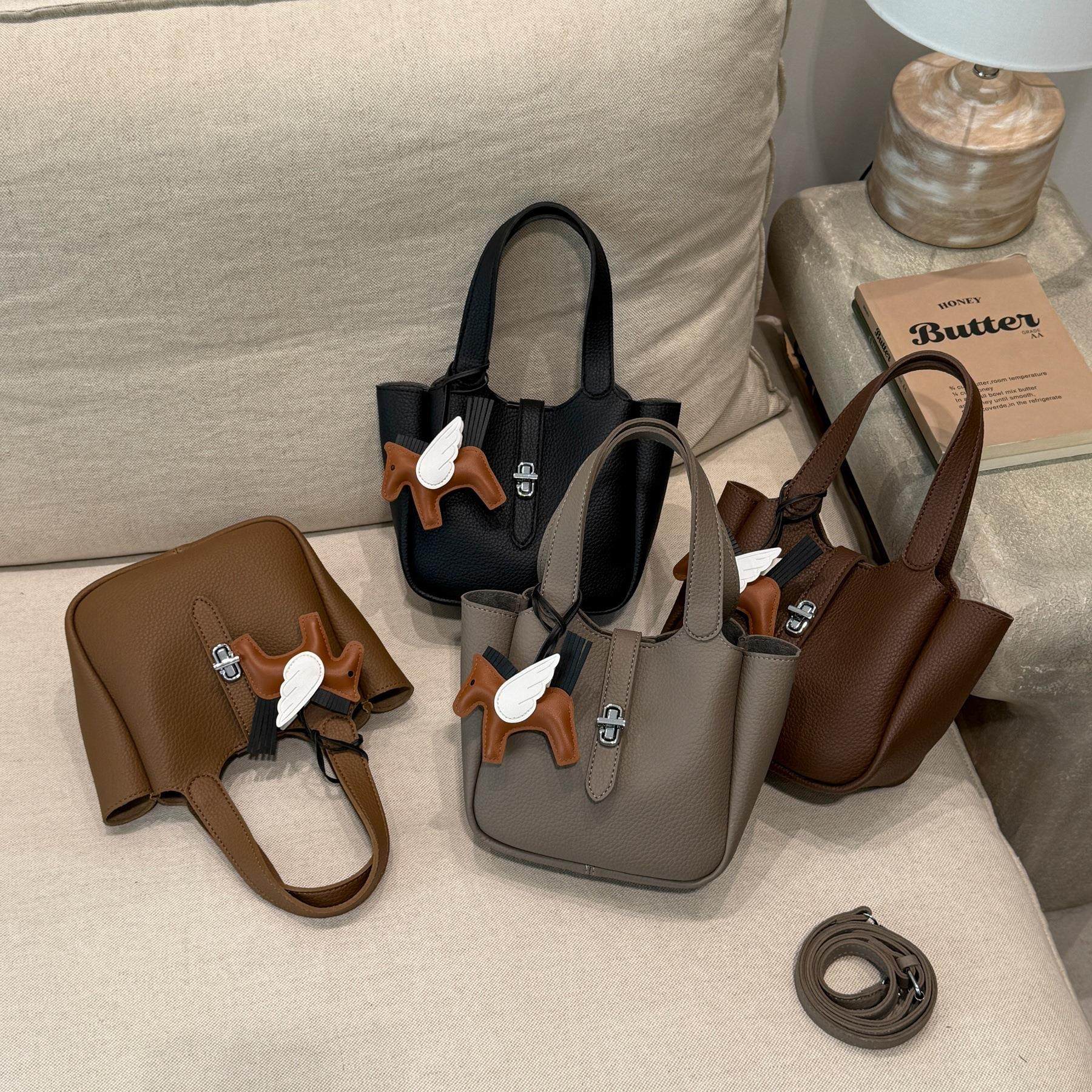 高级感手拎水桶包包女2026新款潮时尚单肩包小众简约休闲斜跨女包,箱包皮具/热销女包/男包,单肩包,淘宝优惠券,粉丝福利购,淘宝优惠卷