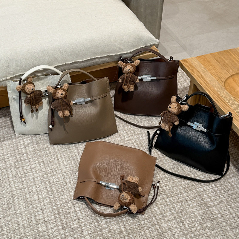 时尚大容量女式手提包包2026新款通勤百搭斜挎包高级感单肩水桶包,箱包皮具/热销女包/男包,单肩包,淘宝优惠券,粉丝福利购,淘宝优惠卷