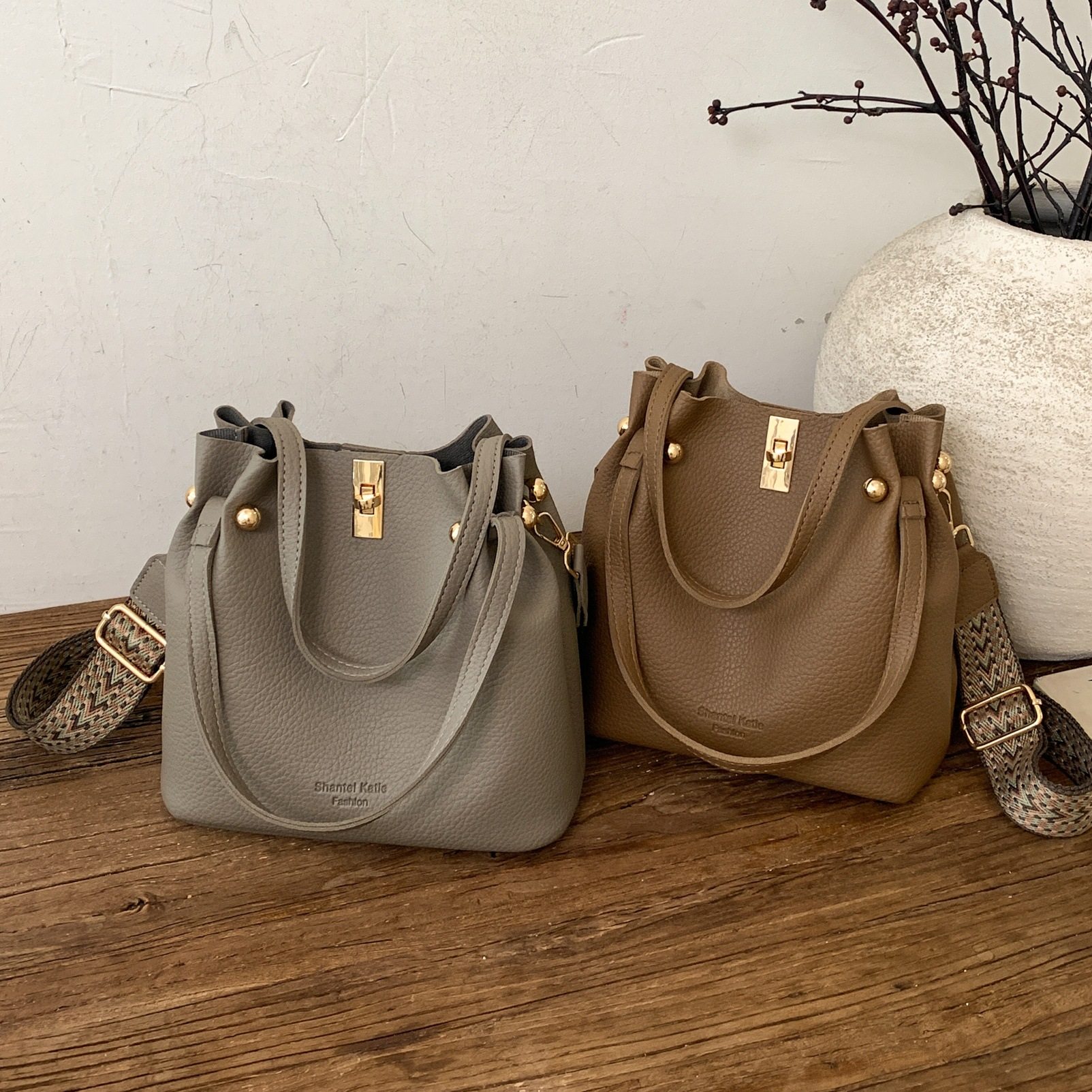 高级感复古美拉德水桶包包女2026新款时尚宽肩带斜挎包手提水桶包,箱包皮具/热销女包/男包,单肩包,淘宝优惠券,粉丝福利购,淘宝优惠卷