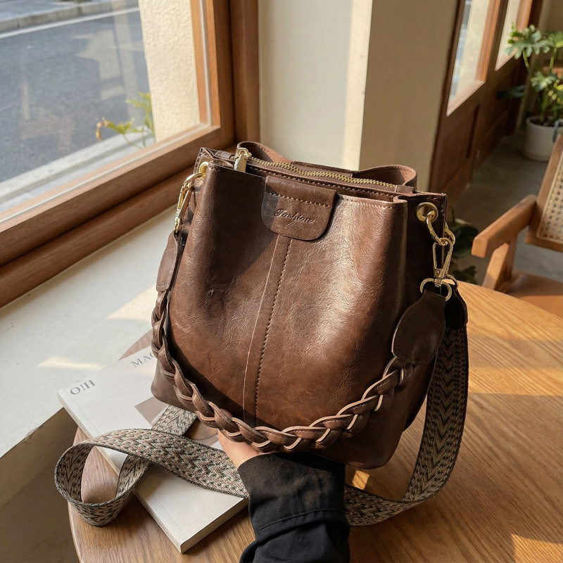 高级感复古水桶包女2026新款百搭流行美拉德质感宽肩带单肩斜挎包,箱包皮具/热销女包/男包,单肩包,淘宝优惠券,粉丝福利购,淘宝优惠卷