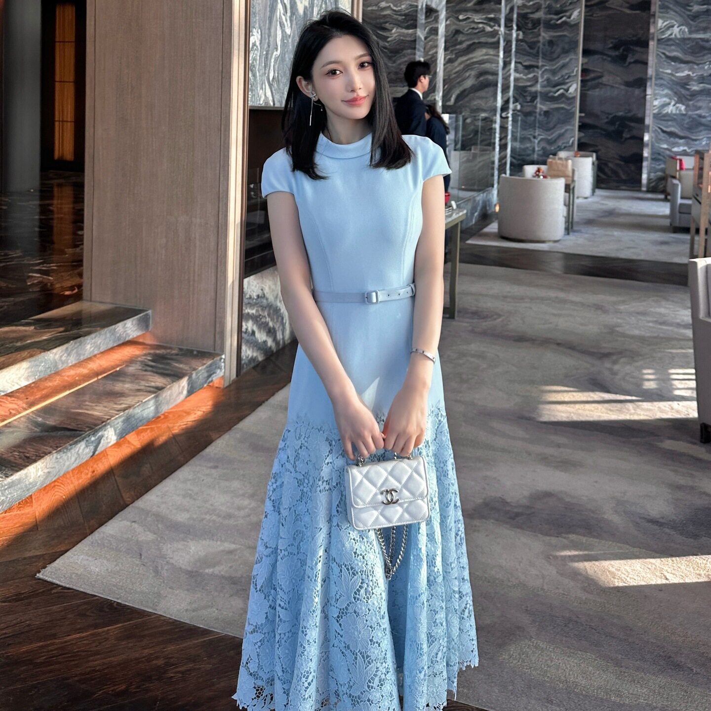 2026年春夏新款女装蓝色蕾丝拼接手工车花修身收腰气质连衣裙长款