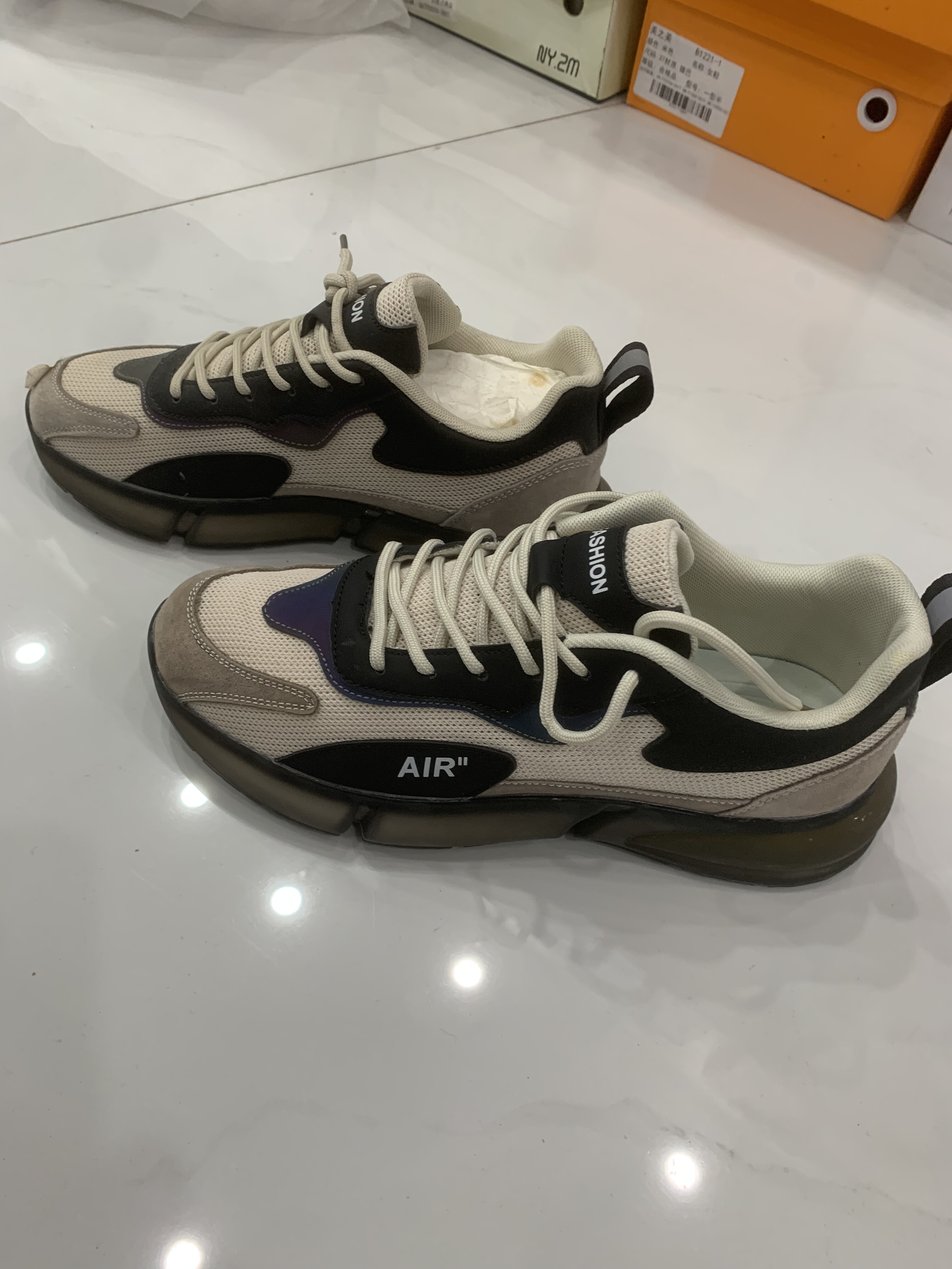 香港潮牌男鞋秋冬新款真皮网面拼接运动鞋轻便舒适百搭厚底休闲鞋
