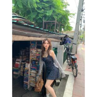 套装 衫 慕时花期～藏青色碎花自带胸垫吊带裙防晒开 宅宅athome