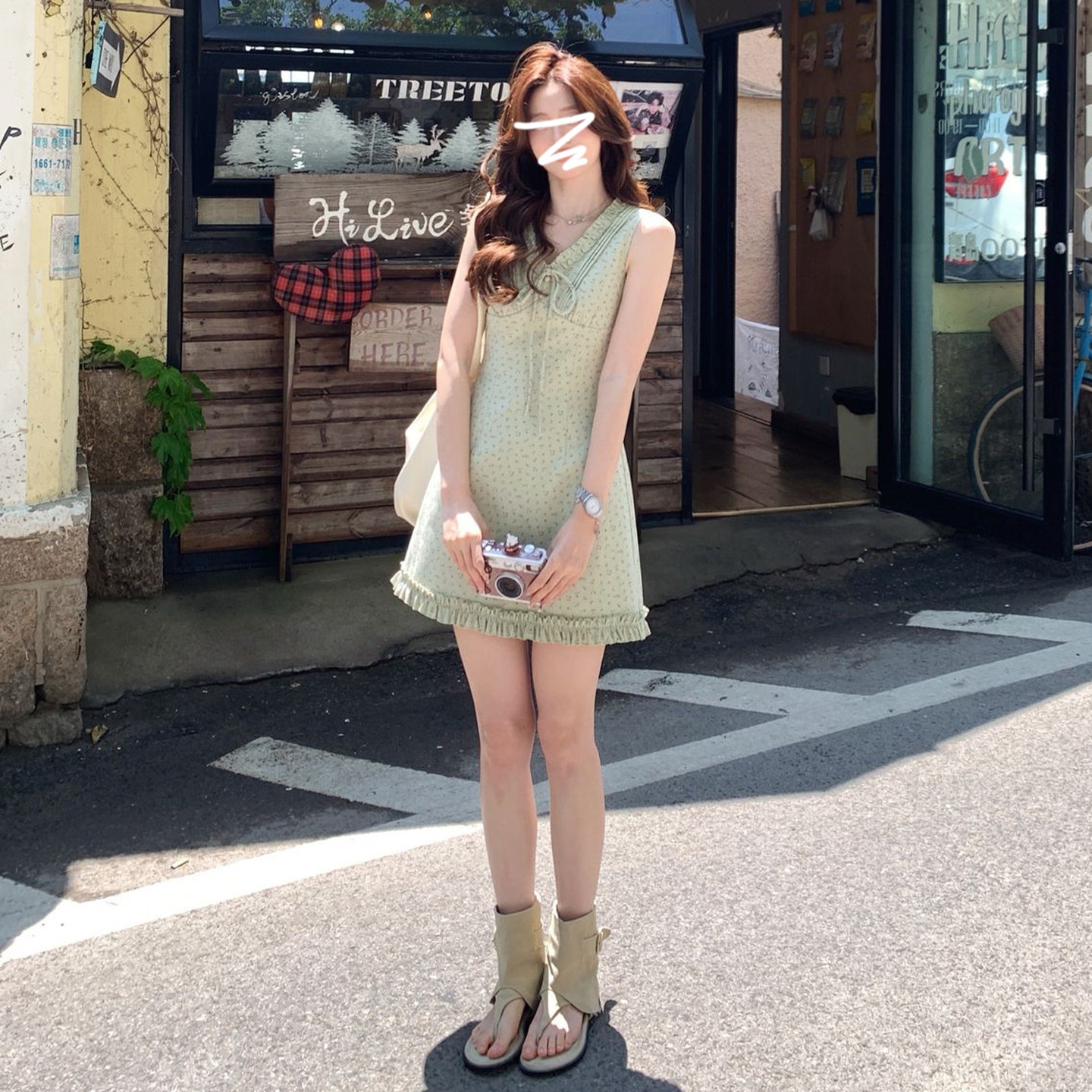 韩系高智感温柔V领收腰无袖连衣裙女夏季新款设计感A字碎花短裙子