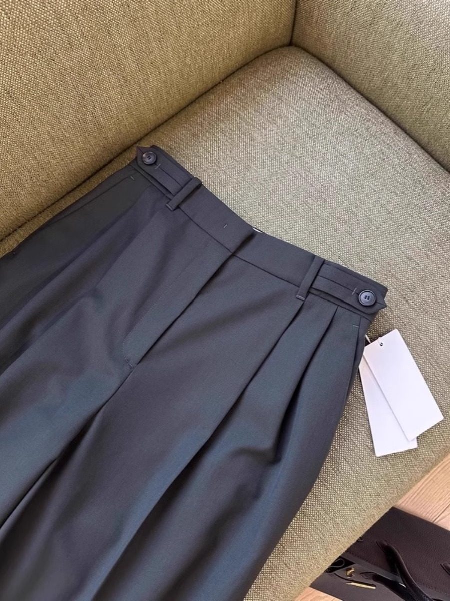 눈을 감고 D 없이 들어가세요. 추천합니다  이태리에서 납품해주신 고객님 슬림한 핏과 일자핏으로 하이웨스트가 돋보이는 여성용 워스티드 울 스몰 와이드 레그 수트팬츠