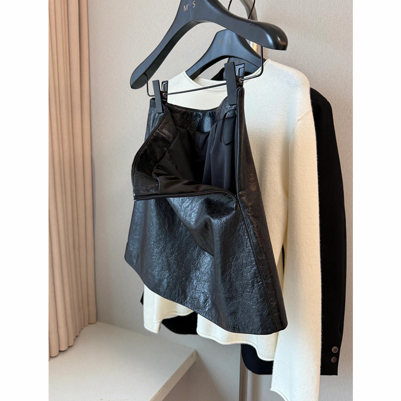 黑色皮裙短裙女秋季流行新款高腰显瘦气质时髦百搭减龄a字半身裙