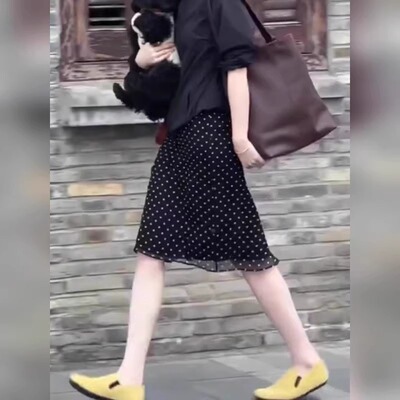 温柔风减龄黑色波点雪纺半身裙女2025年夏季新款直筒通勤日常穿搭