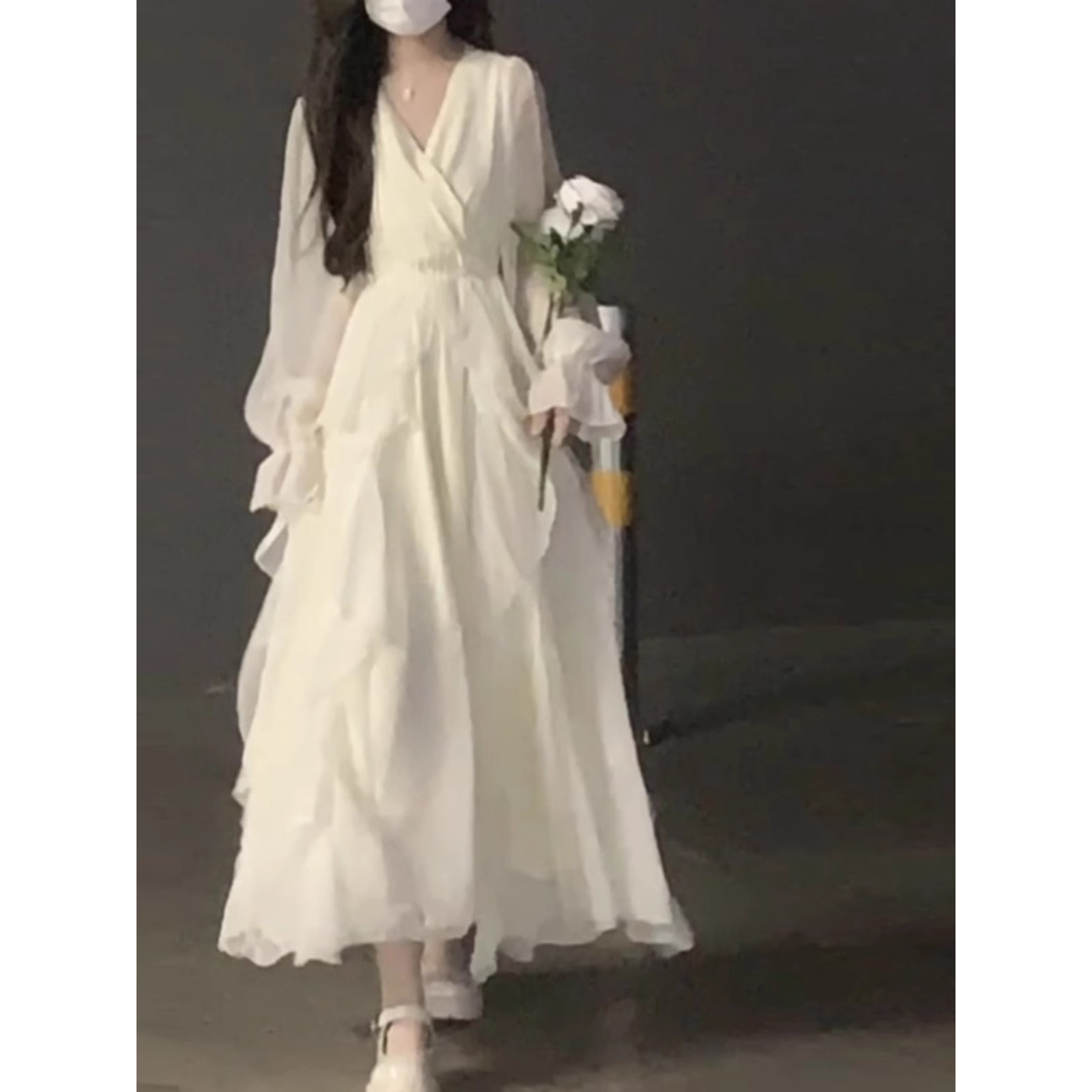 白色连衣裙温柔风仙女超仙时尚感法式气质海边度假长袖裙子春夏款