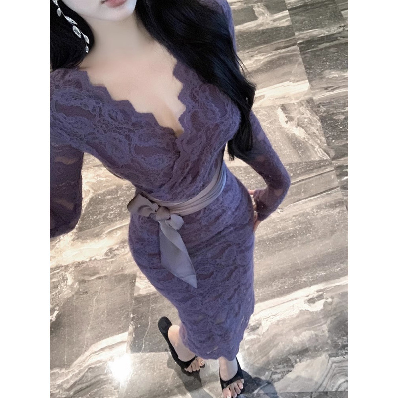 纯欲辣妹V领长袖连衣裙女秋冬新款修身显瘦绑带蕾丝包臀裙中长裙