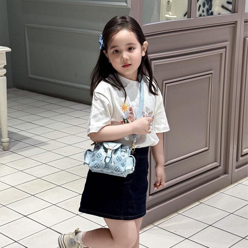 2026新款儿童手提包迷你抽绳压花字母水桶包小女孩时尚单肩斜挎包