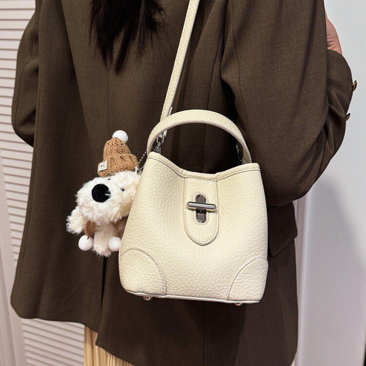 时尚超火手提水桶包2026春夏季新款百搭女斜挎包高级感外出小拎包