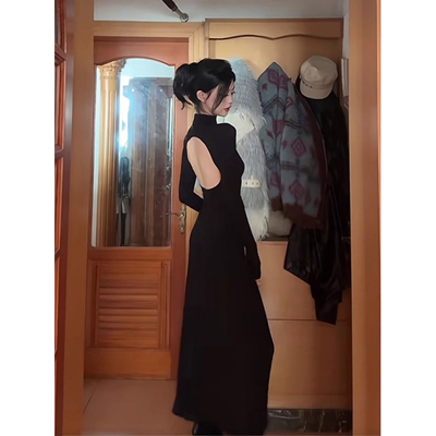 复古显瘦露背加厚连衣裙女2025秋季新款高领气质镂空内搭小黑裙子